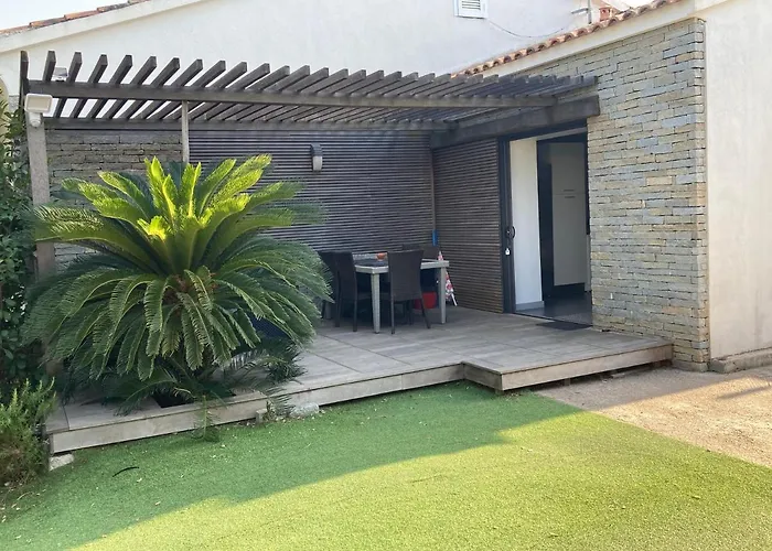 Locations Au Centre-ville De Porto-vecchio, Jardin, Terrasse, Parking Prive