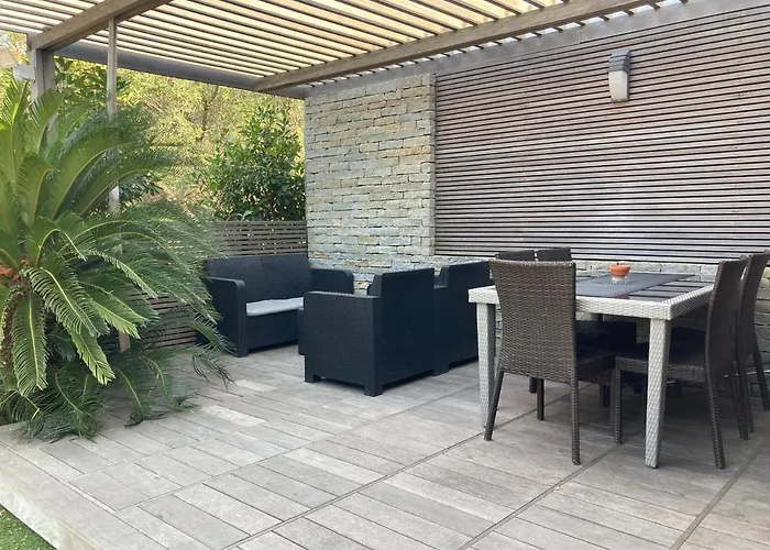 Locations Au Centre-ville De Porto-vecchio, Jardin, Terrasse, Parking Prive * Порто-Веккьо